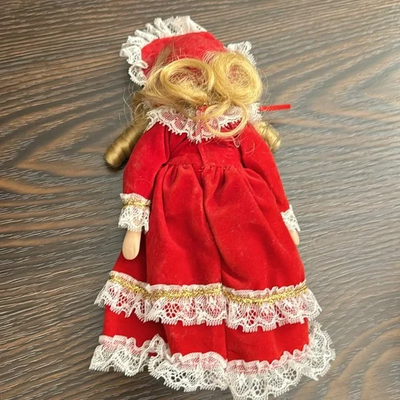 Vintage porcelain Collector Christmas doll - Picture 4 of 4